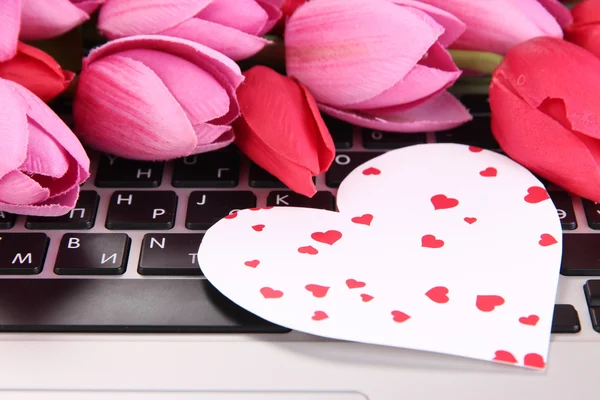Coração brilhante e flores no teclado do computador de perto — Fotografia de Stock