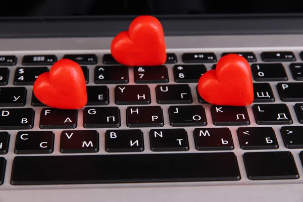 Cuori rossi sulla tastiera del computer — Foto Stock
