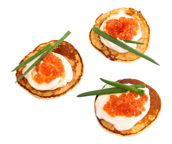 Panquecas com caviar vermelho isolado em branco — Fotografia de Stock