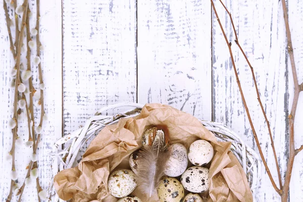 Krásné velikonoční složení na dřevěný stůl — Stock fotografie