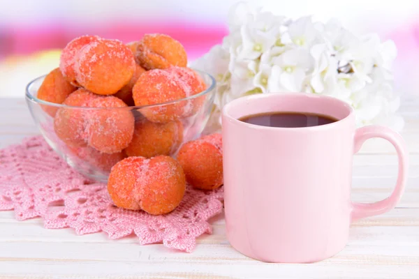 Deliziosi biscotti pesche sul tavolo su sfondo chiaro — Foto Stock