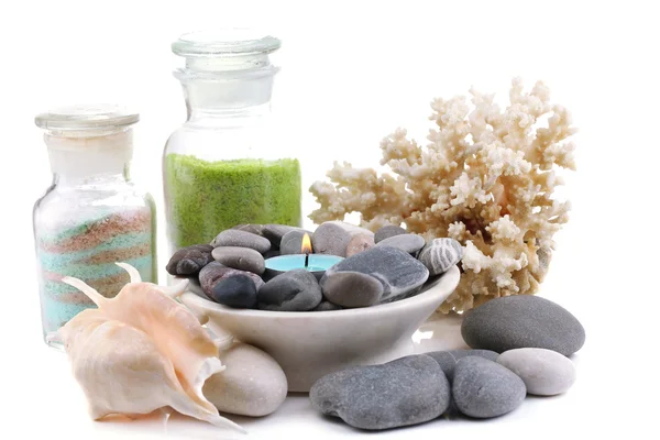 Wellness kameny s svíčku, korálů a mořské soli, izolovaných na bílém pozadí — Stock fotografie