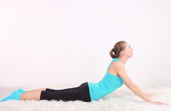 Young beautiful fitness girl exercising in gym — Stock Photo, Image