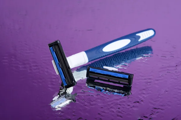 Men shaver on purple background — Stock Photo, Image