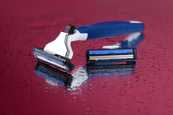 Men shaver on purple background — Stock Photo, Image