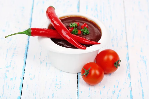 Tomatensauce in Schüssel auf Holztisch in Großaufnahme — Stockfoto