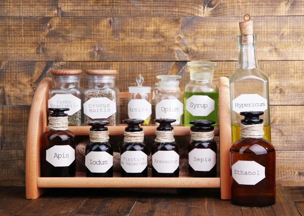 Historické staré lékárny lahve s popiskem na dřevěné pozadí — Stock fotografie