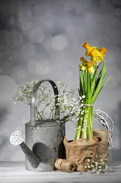 古い木製のテーブル, 灰色の背景上の美しい春の花 — ストック写真