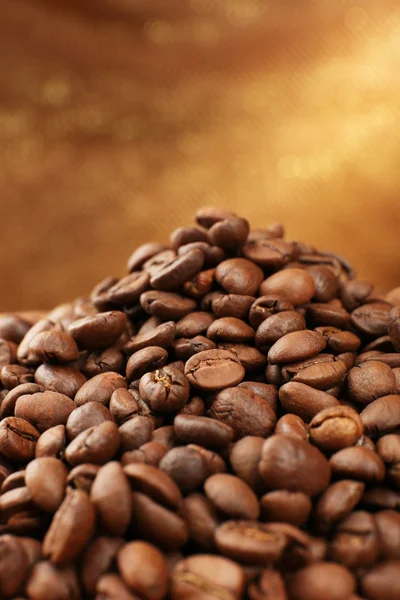 Kaffeebohnen auf Tisch auf braunem Hintergrund — Stockfoto