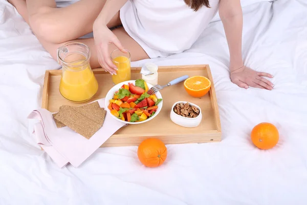 Žena s lehkou snídani v posteli — Stock fotografie