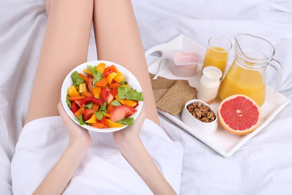 Mujer en la cama con desayuno ligero —  Fotos de Stock