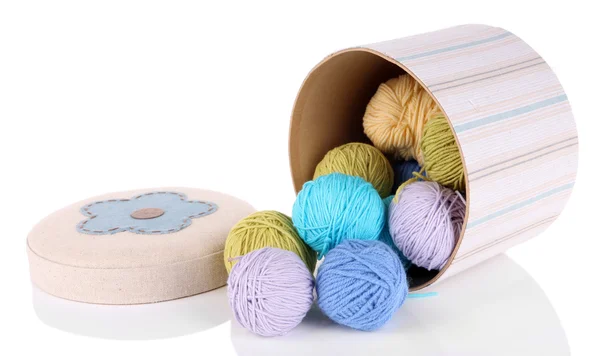 Διακοσμητικό κουτί με πολύχρωμα νήματα για πλέξιμο που απομονώνονται σε λευκό — Φωτογραφία Αρχείου