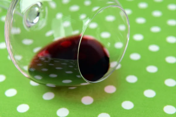 Overturned glass of wine on table close-up — Stock Photo, Image