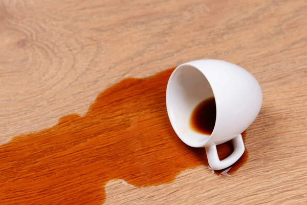 Overturned cup of coffee on floor close-up — Stock Photo, Image