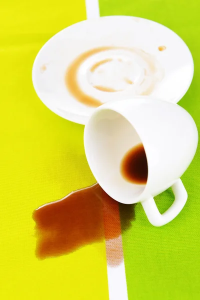 Välte kopp kaffe på bordet närbild — Stockfoto
