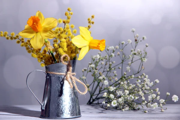 Lindas flores de primavera em vaso na mesa de madeira — Fotografia de Stock
