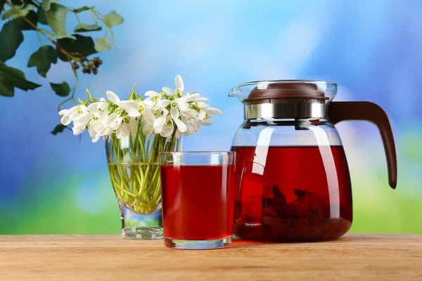 Leckerer Kräutertee und Strauß auf dem Tisch — Stockfoto