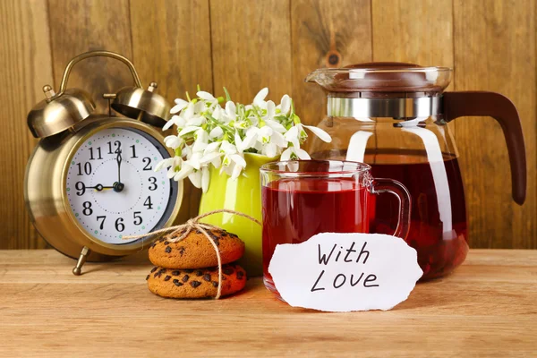 Leckerer Kräutertee und Kekse auf Holztisch — Stockfoto