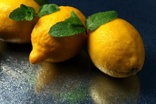 Färska citroner på mörk bakgrund — Stockfoto