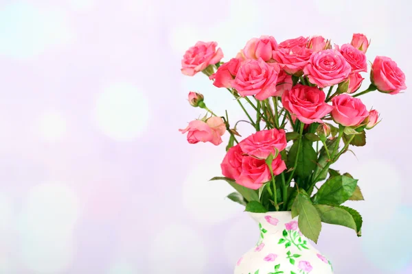 Hermosas rosas rosadas pequeñas, sobre fondo claro — Foto de Stock