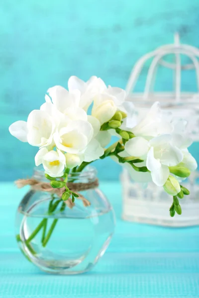 Hermosas flores de freesia, sobre fondo de madera azul —  Fotos de Stock