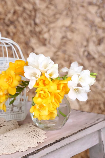 Schönes Stillleben mit Freesia-Blumen — Stockfoto