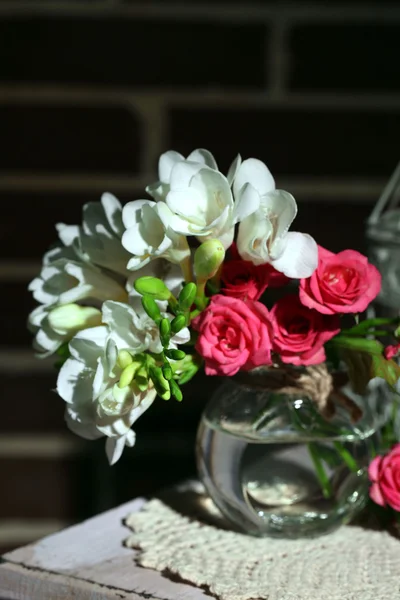 Csodálatos csendélet, kis rózsaszín rózsa, és frézia virág — Stock Fotó