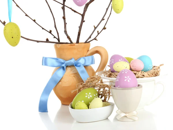 Composição de Páscoa com ovos em ramos isolados em branco — Fotografia de Stock