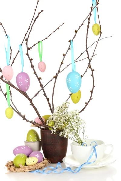 Velikonoční složení s vejci na větvích izolovaných na bílém — Stock fotografie