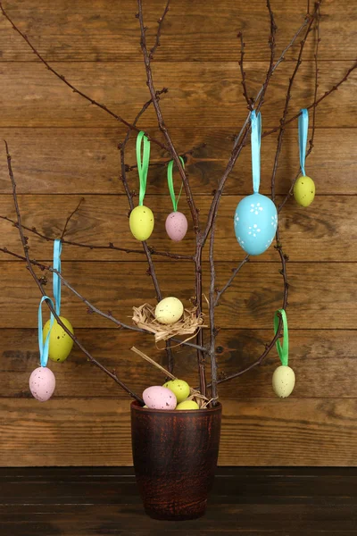 Påsk sammansättning med ägg grenar på trä bakgrund — Stockfoto