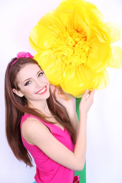 Hermosa joven en falda pequeña con gran flor de cerca —  Fotos de Stock