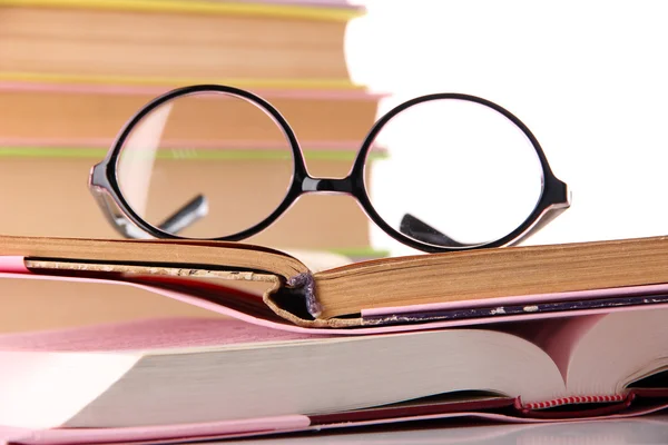 Samenstelling met glazen en boeken, geïsoleerd op wit — Stockfoto