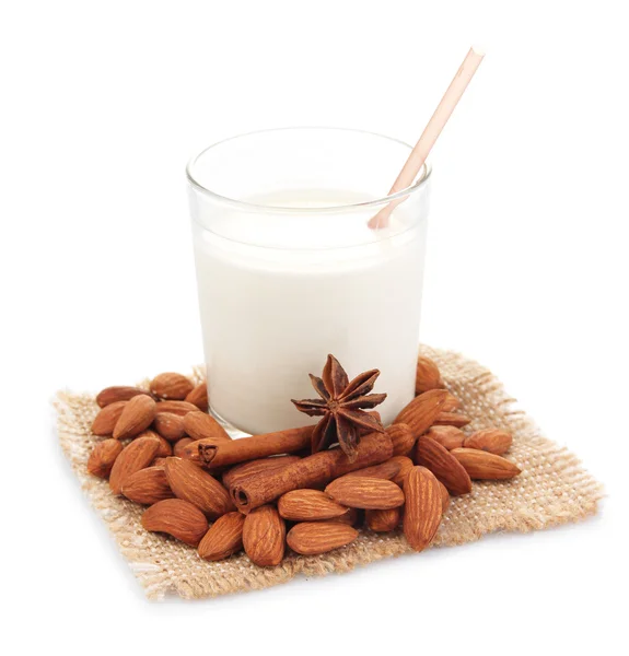 Susu almond dalam gelas dengan almond, terisolasi di atas putih — Stok Foto