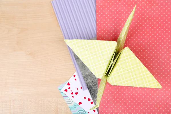 Grues Origami et papiers couleur sur table en bois — Photo