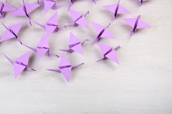 Gruas de Origami em fundo de madeira — Fotografia de Stock