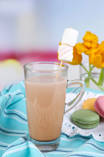 Warme chocolademelk met marshmallows, op lichte achtergrond — Stockfoto