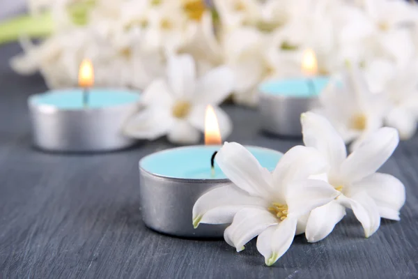 Weiße Hyazinthe mit Kerzen auf Holzgrund — Stockfoto