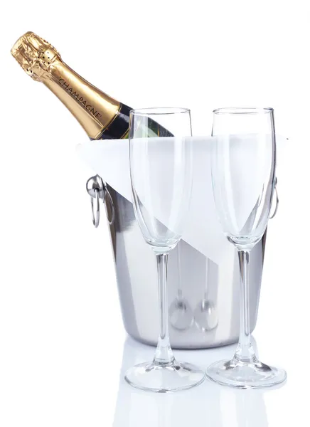 Flaska champagne i hink och tomma glas, isolerad på vit — Stockfoto