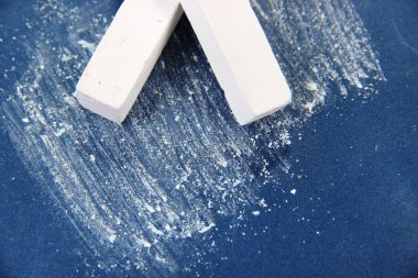 okul masa üzerinde beyaz tebeşirler