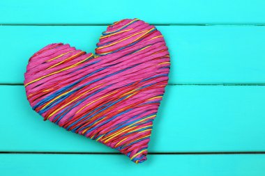 Ahşap arka planda dekoratif kalp