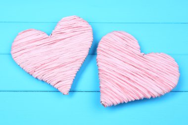 Ahşap arka planda dekoratif kalp