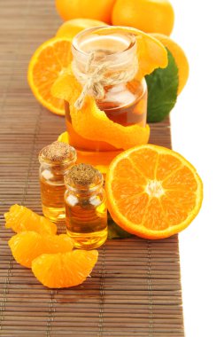 mandalina esans ve mandalina, üzerinde beyaz izole 