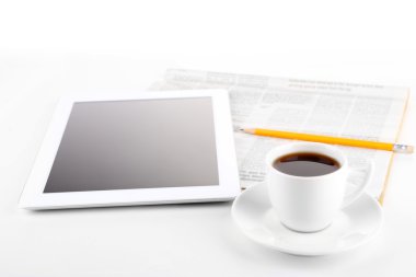 Tablet, gazete, fincan kahve ve çalar saat, üzerinde beyaz izole