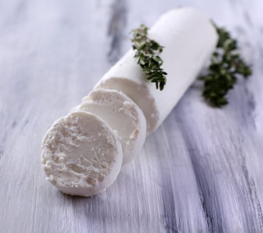 Tahta masadaki kekik peynirli leziz kraker.