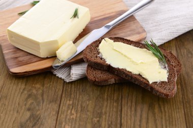 ahşap masa üzerine tereyağlı çavdar ekmek
