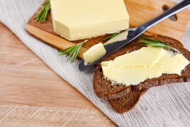 ahşap kesme tahtası üzerinde tereyağlı çavdar ekmek 