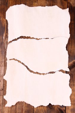 renkli ahşap zemin üzerinde yırtık renkli kağıtlar