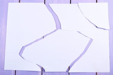 renkli ahşap zemin üzerinde yırtık renkli kağıtlar