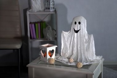 Cadılar Bayramı hayalet ev iç zemin üzerine