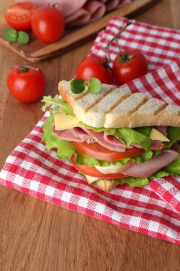 Ahşap masa jambon ile lezzetli sandviç